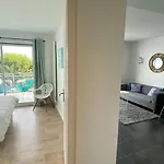 Pieds Dans L'eau Au Du Bourget