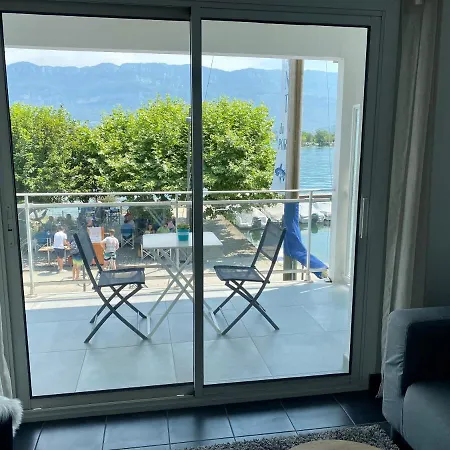 Pieds Dans L'eau Au Du Bourget Daire