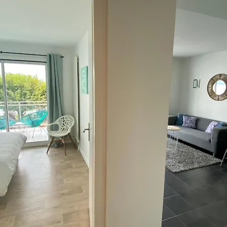 Pieds Dans L'eau Au Du Bourget